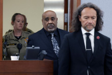 Duane Davis aux côtés de son avocat devant une cour de justice du Nevada, le 31 août 2026 à Las Vegas.