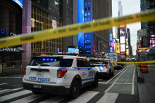 Des véhicules de la police de New York sont visibles dans le quartier où une fusillade impliquant un policier a fait un mort près de Times Square, à New York, le 31 août 2026.