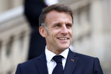 Le président français Emmanuel Macron attend l'arrivée du président ukrainien à l'Hôtel des Invalides à Paris, le 13 juillet 2026.