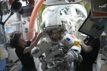 L'astronaute française de l'Agence spatiale européenne Sophie Adenot et l'astronaute de la NASA Anil Menon en train d'être aidés à retourner dans l'ISS après leur sortie dans l'espace, le 18 août 2026.