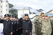 Des responsables locaux et des policiers paramilitaires rendent hommage aux victimes du glissement de terrain au port de Gyirong, dans la région du Tibet occidental en Chine, le 1er septembre 2026.