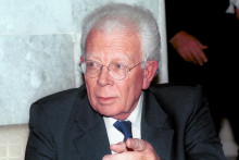 Le ministre français de la Coopération, Charles Josselin, à l'ambassade de France à Sanaa (Yémen) le 5 novembre 2001.