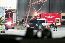 Des services d'urgence, la police et les pompiers déployés à l'aéroport de Leipzig-Halle à Schkeuditz, dans l'est de l'Allemagne, après la détection d'un drone à proximité, 5 août 2026.