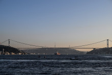 Un cargo passe sous le pont Fatih Sultan Mehmet pour rejoindre la mer de Marmara, à Istanbul, le 2 novembre 2022 (illustration).