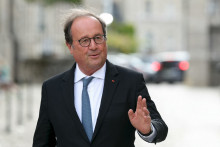 François Hollande à son arrivée au stage d'été du Parti socialiste, à Blois, le 28 août 2026.