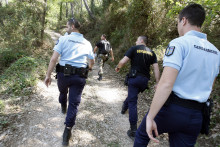 Les gendarmes fouillent les environs du domicile de Colette Deromme, disparue le 15 avril 2011 à Lorgues (Var). Elle sera retrouvée morte un mois plus tard.