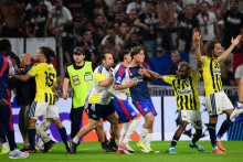 Les joueurs de l'OL et de Fenerbahçe dans un moment de tension après le barrage retour de Ligue des champions, le 3 septembre 2026 à Lyon.