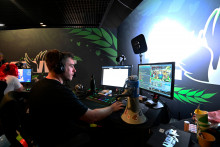 Adrien Nougaret, streamer français connu sous le nom de "Zerator" et fondateur du « Z Event », participe au « Z Event », un marathon caritatif de 50 heures de jeu vidéo en direct réunissant 136 streamers à Montpellier le 8 septembre 2024