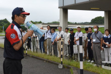 Un instructeur japonais expliquant des règles du freinage d'urgence à des conducteurs seniors