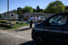 Des gendarmes sécurisent le périmètre autour d'une habitation après la découverte des corps de quatre membres d'une même famille, dont deux enfants âgés de six et neuf ans, à Gy, dans l'est de la France, le 3 septembre 2026.