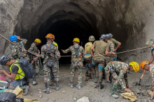 Cette photographie, prise et diffusée par l'armée népalaise le 31 août 2026, montre des militaires menant une opération de recherche et de sauvetage sur le chantier d'un tunnel du projet hydroélectrique de Rasuwagadhi, à Rasuwa.