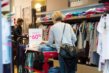 Des clients dans un magasin de vêtements (Illustration)