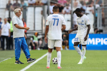 L'entraîneur de l'OM Bruno Genesio avec Amine Harit et Timothy Weah lors d'un amical contre Bilbao, le 9 août 2026 au Vélodrome.