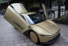 Silhouette de coupé, carrosserie dorée et invités triés sur le volet: Tesla a lancé le Cybercab