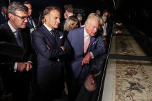 Le Premier ministre britannique Andy Burnham, Emmanuel Macron et le roi Charles III assistent à une présentation de l'exposition sur la tapisserie de Bayeux, au British Museum de Londres, le 2 septembre 2026.