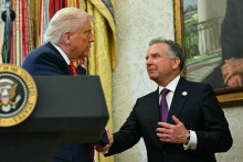 Le président américain Donald Trump serre la main de son envoyé spécial, Steve Witkoff, à la Maison Blanche à Washington, DC, le 6 mai 2025.