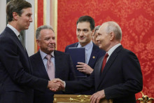 Le président russe Vladimir Poutine accueille l'envoyé spécial américain Steve Witkoff et le gendre du président américain Donald Trump, Jared Kushner, à Moscou le 5 septembre 2026.