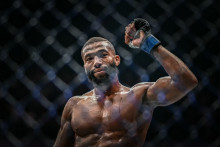 Salahdine Parnasse célèbre sa victoire contre le Néo-Zélandais Dan Hooker à l'Accor Arena de Bercy, à Paris, le 5 septembre 2026.