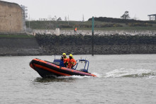 Des membres de la Société Nationale de Sauvetage en Mer (SNSM), participent à un entraînement de sauvetage en mer, au large de Calais, le 4 mars 2022.