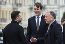 Jared Kushner et Steve Witkoff, les deux émissaires américains, avec le président ukrainien à Kiev le 6 septembre 2026.