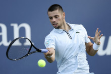 Le Français Arthur Géa renvoie une balle face à l'Américain Michael Zheng lors de leur match du troisième tour du simple messieurs à l'US Open, le 5 septembre 2026.