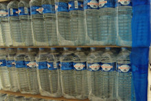 Des packs d'eau Cristaline (illustration)
