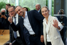 Ulrich Siegmund, candidat tête de liste du parti d'extrême droite AfD aux élections régionales de Saxe-Anhalt, avec Alice Weidel et Tino Chrupalla, le 7 septembre 2026.