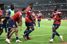 Les joueurs du Losc célèbrent le but de Dilane Bakwa contre le PSG en Ligue 1, le 28 août 2026 au stade Pierre-Mauroy.