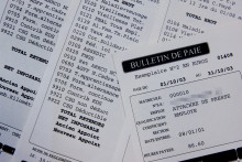 Des bulletins de salaire. (Illustration)