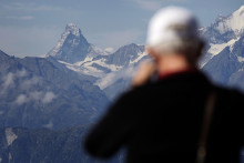 Une personne contemple le Cervin (ou Cervin) dans les Alpes suisses, le 18 août 2007, depuis la station de montagne de Bettmeralp.