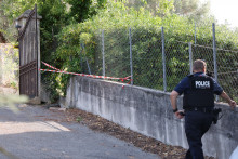 Un policier se tient près d'une ouverture pratiquée par les voleurs dans la clôture extérieure du musée Renoir, à Cagnes-sur-Mer, le 8 septembre 2026.