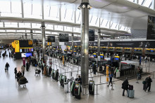Une zone d'enregistrement à l'aéroport de Londres-Heathrow, dans l'ouest de Londres, le 1er mars 2026