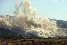 Cette photographie, prise depuis le village d'al-Hanniyeh, dans le sud du Liban, montre de la fumée s'élevant du site d'une explosion contrôlée par Israël dans la région d'al-Mansouri, le 8 septembre 2026.