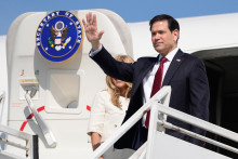 Marco Rubio et son épouse Jeanette Dousdebes quittent l'aéroport international Ernesto Cortizzo de Barranquilla, en Colombie, le 9 septembre 2026.