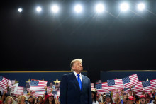 Donald Trump a appelé ses partisans Républicains, à Dallas au Texas, à "faire comme si j'étais sur le bulletin de vote" en vue des élections de mi-mandat, début novembre 2026.
