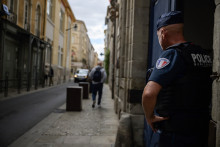 Un policier se tient à l'entrée du quartier général de la police municipale de Carcassonne, dans le sud de la France, le 9 septembre 2026. (Illustration)