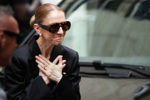 La chanteuse canadienne Céline Dion salue ses fans à sa sortie de l'hôtel Le Royal Monceau à Paris, le 3 septembre 2026