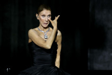 Céline Dion émue lors de son concert, le premier d'une série à l'Arena de la Plénitude à Nanterre, le 12 septembre 2026.