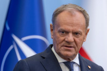 Le Premier ministre polonais Donald Tusk prend la parole lors d'une conférence de presse conjointe avec le secrétaire général de l'OTAN après leur rencontre à Varsovie, en Pologne, le 26 mars 2025.