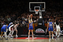 Marine Johannes, numéro 23, lance le ballon lors de la finale de la Coupe du monde féminine de basket ​​entre les États-Unis et la France à Berlin le 13 septembre 2026.