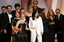 La scénariste américaine Katie Dippold et des membres de l'équipe de la série "Widow's Bay" reçoivent sur scène le prix de la meilleure série comique lors de la 78e cérémonie des Emmy Awards, le 14 septembre 2026.