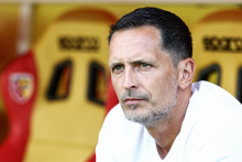 Le coach allemand Dino Toppmöller sur le banc du RC Lens, le 8 août 2026.