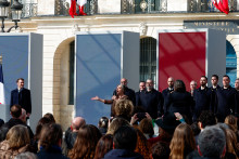 Catherine Ringer revisite la Marseillaise lors de la cérémonie consacrant le droit à l'avortement dans la Constitution française le 8 mars 2024