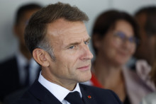 Le président français Emmanuel Macron le premier jour de la rentrée scolaire, à Mende, dans le sud de la France, le 1er septembre 2026.