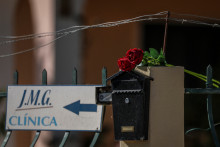 Une photo prise le 16 septembre 2026 montre une enseigne indiquant un cabinet médical à l'entrée d'une maison où deux personnes – un Français de 79 ans selon les médias, et sa compagne de 62 ans – ont été tuées à Lagos, en Algarve