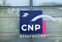 Le logo de CNP Assurances sur leurs locaux à Issy-les-Moulinaux le 12 août 2025.
