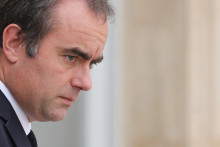 Le Premier ministre français Sébastien Lecornu quitte le palais de l'Élysée à Paris après la réunion hebdomadaire du Conseil des ministres, le 10 septembre 2026.