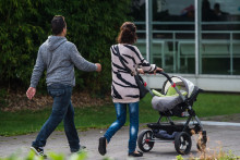 Un couple se promène avec une poussette (illustration)