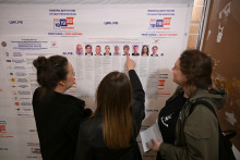 Des femmes se rendent dans un bureau de vote pour élire les députés russes à Moscou, le 18 septembre 2026.