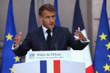 Le président français Emmanuel Macron s'adresse à l'auditoire lors d'une conférence de presse tenue à l'issue d'une réunion avec les candidats à l'élection présidentielle de 2027 et les chefs de partis, le 17 septembre 2026.